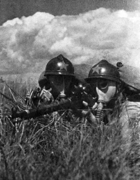 Снайперский расчет РККА отражает химическую атаку противника Маневры 1934 г - фото 13