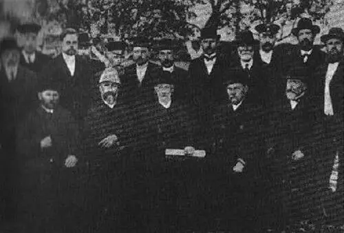 Школьные учителя Джигинки фотография сделана в 1910 г Из воспоминаний Клары - фото 10