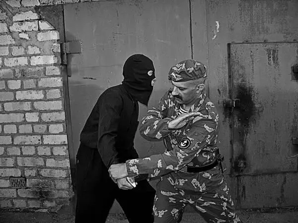 в УДАР В ШЕЮ СЗАДИ Этот удар можно осуществлять в двух плоскостях в - фото 466