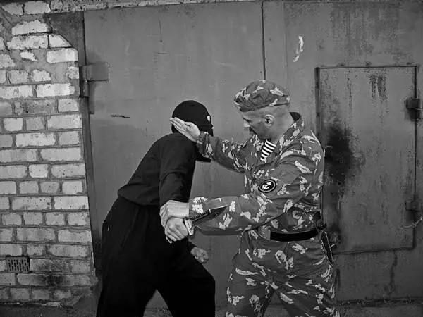 в УДАР В ШЕЮ СЗАДИ Этот удар можно осуществлять в двух плоскостях в - фото 467