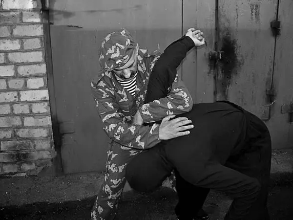 4 Удары пальцами в уязвимые точки Для того чтобы эффективно проводить - фото 469
