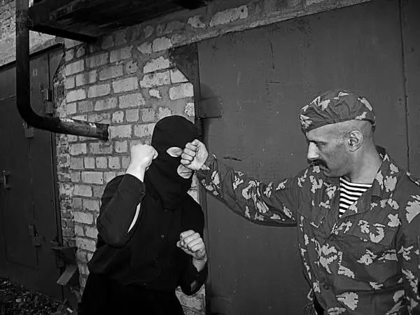 6 Удар локтем вперед Исходная позиция боец и противник во фронтальной - фото 476