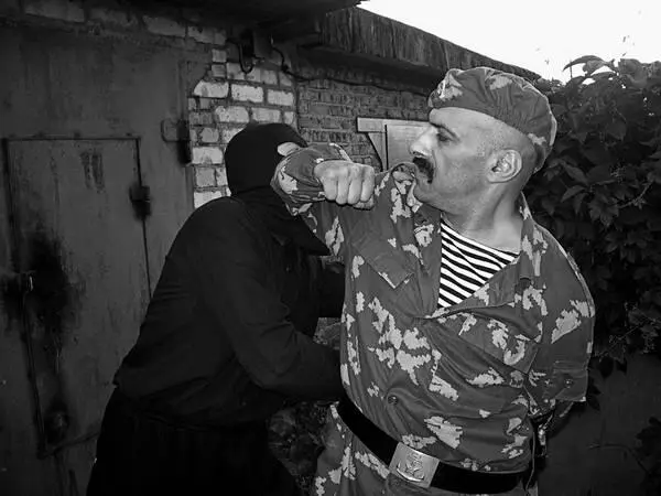 в УДАР ЛОКТЕМ ВЕРТИКАЛЬНЫЙ УДАР В ЖИВОТ СОЛНЕЧНОЕ СПЛЕТЕНИЕ В ГРУДЬ ПО - фото 480
