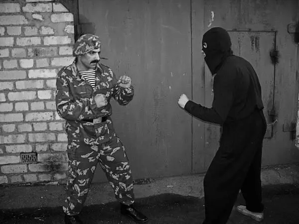 б УДАР НАРУЖНЫМ РАНТОМ ОБУВИ Этот удар можно проводить из боковой и из - фото 481