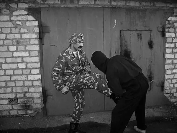 б УДАР НАРУЖНЫМ РАНТОМ ОБУВИ Этот удар можно проводить из боковой и из - фото 482