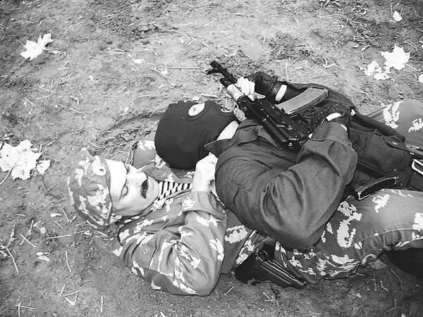 Удушение противника ремнем оружия при нападении на него сзади Делай раз - фото 636