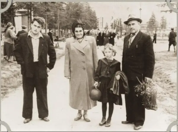 Магадан парк им Горького 1952 год Вася Аксенов Евгения Семеновна Гинзбург - фото 9