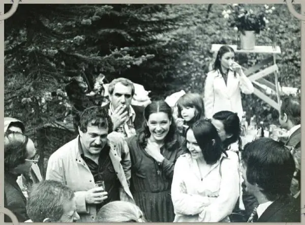Переделкино 1980 год Проводы На заднем плане с сигаретой Евгений Рейн 1980 - фото 55