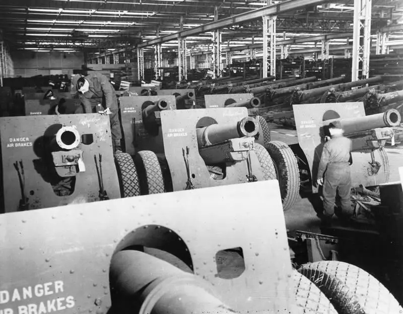 1941 год Американские гаубицы ждут отправки в Великобританию в рамках - фото 36