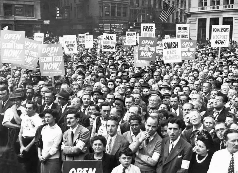 Массовые выступления охватили всю Америку 24 сентября 1942 года 25 тысяч - фото 41