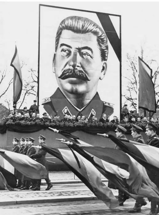 Скорбящие чтят память Сталина в Дрездене ГДР Сухопутные войска и ВМС - фото 77
