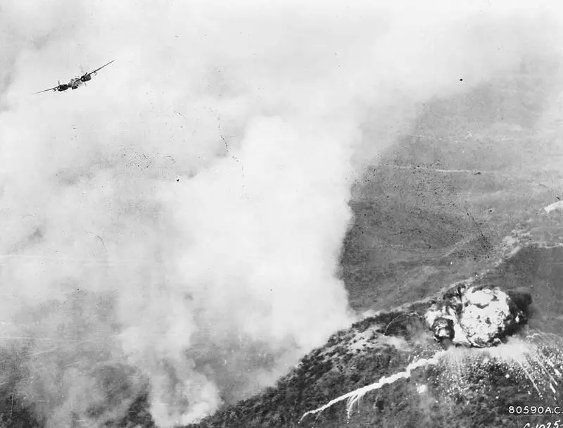Американский самолет выпускает напалм над Северной Кореей Хотя весной 1951 - фото 86
