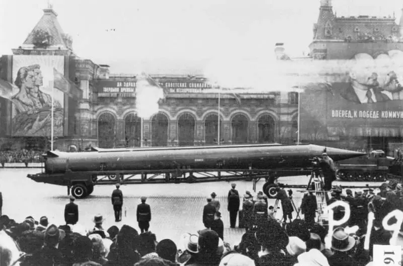В августе 1957 года СССР провел успешные испытания первой в мире - фото 92