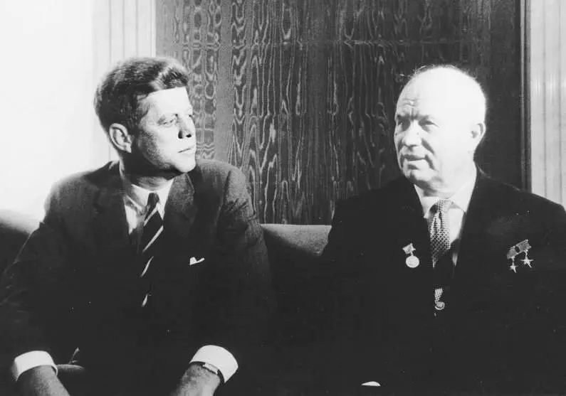 Во время венского саммита в июне 1961 года Хрущев обвинил Кеннеди в проведении - фото 97