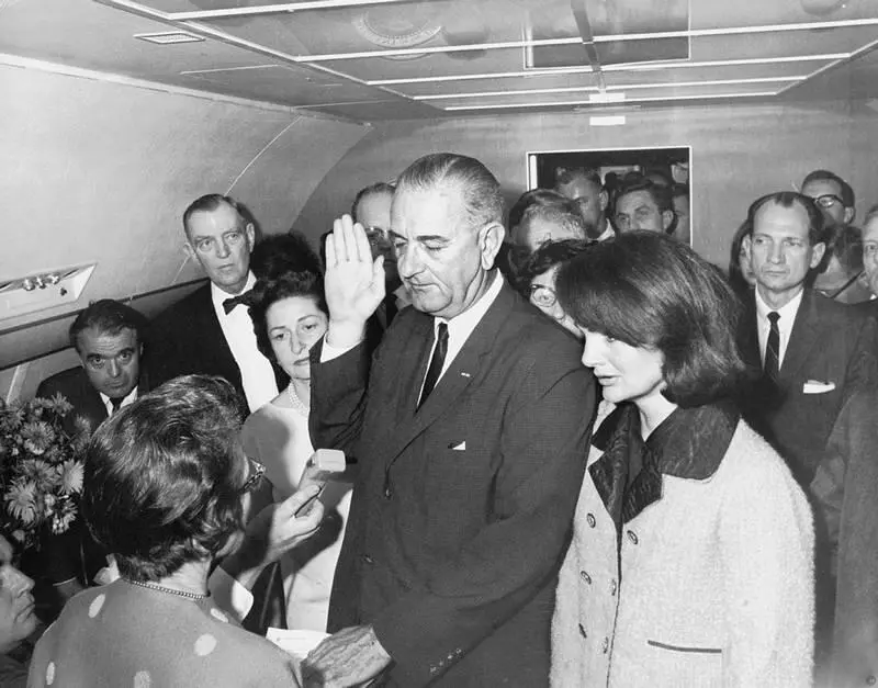 Линдон Джонсон приносит присягу после убийства Кеннеди 22 ноября 1963 года - фото 103