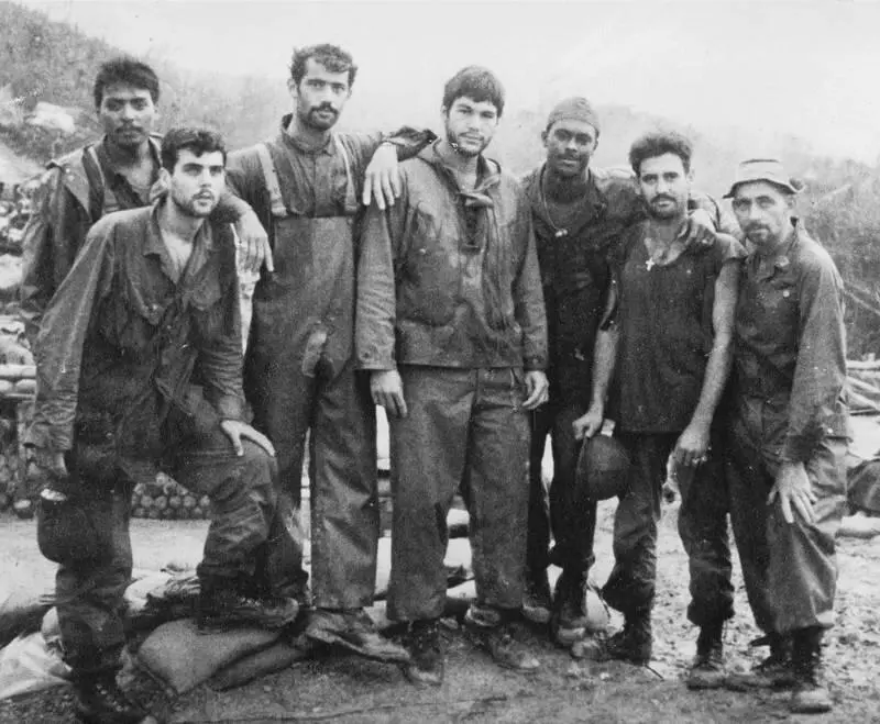 В 1967 году Оливер Стоун в центре поступил на службу в армию США и отправился - фото 108