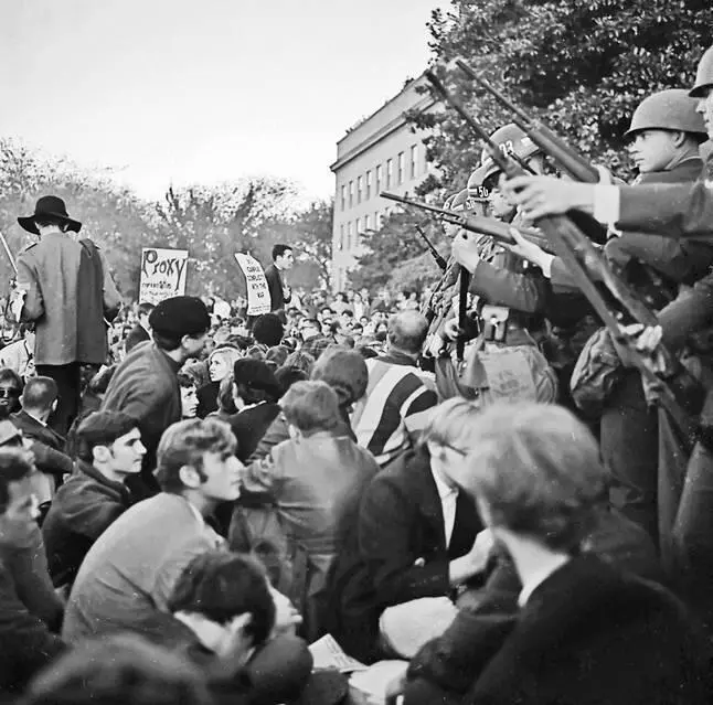 Протестующие против войны идут маршем на Пентагон в октябре 1967 года По мере - фото 112