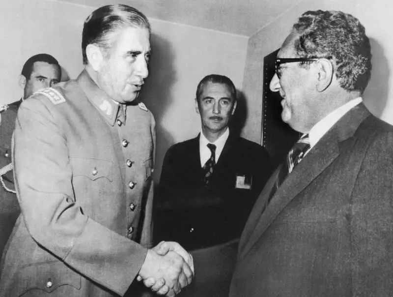 Аугусто Пиночет приветствует Киссинджера в июне 1976 года После свержения - фото 128