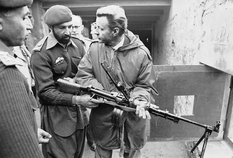 Збигнев Бжезинский с пакистанскими солдатами в марте 1980 года Несмотря на то - фото 140