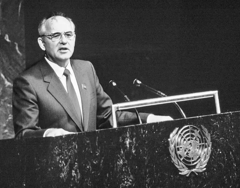 Обращаясь к Генеральной Ассамблее ООН в декабре 1988 года советский лидер - фото 155