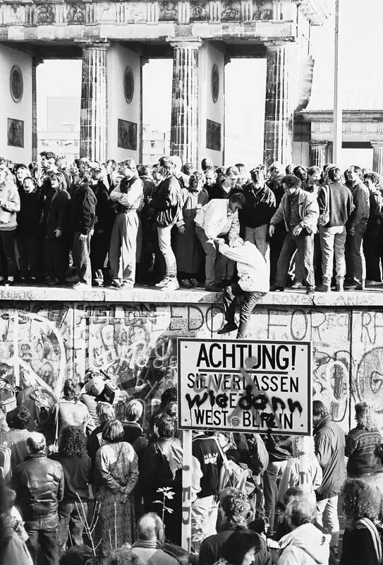 Ликующие жители на Берлинской стене 9 ноября 1989 года Горбачев видел в - фото 157