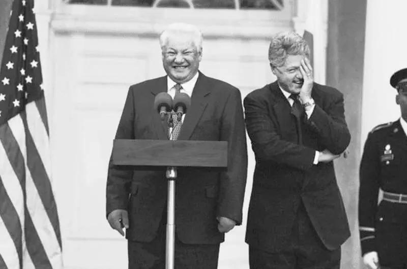 Президент Клинтон и российский лидер Борис Ельцин смеются во время - фото 164