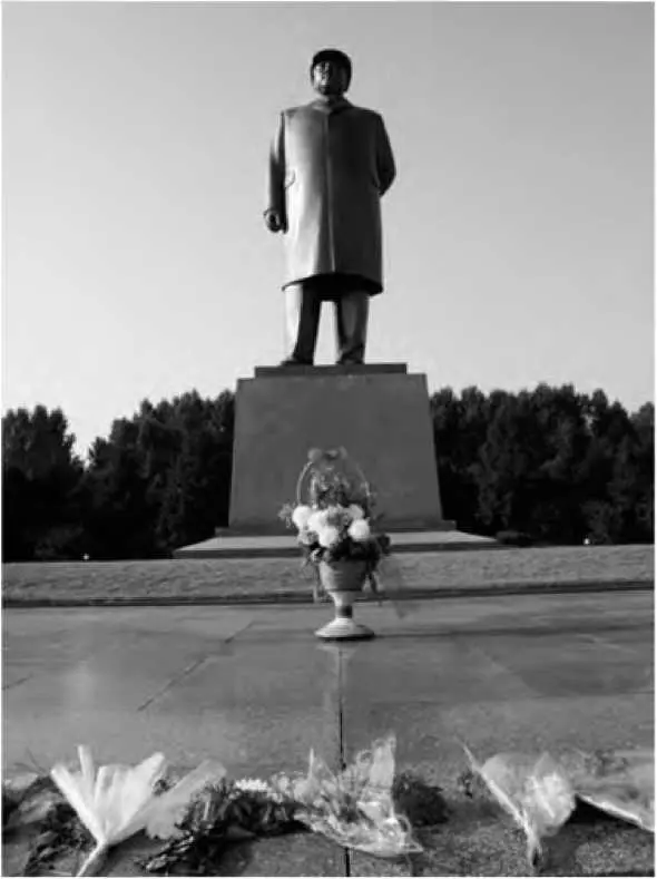 Памятник Ким Ир Сену в Чхонджине Был июль 1994го Ми Ран оставалось сдать - фото 8