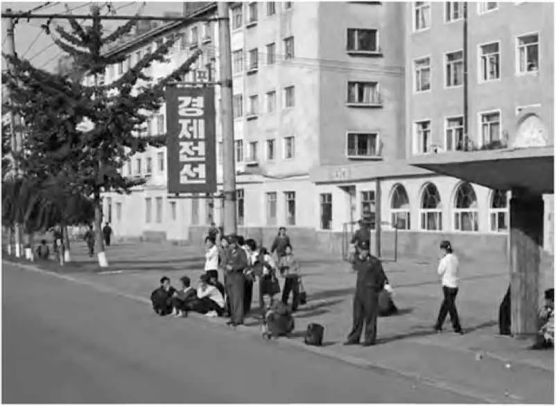 Автобусная остановка на главной улице Чхонджина 2008 год На протяжении тех - фото 23