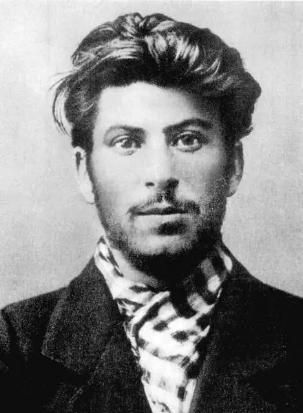 Коба революционер 1902 г Скрываясь от охранки Сталин неоднократно менял - фото 2