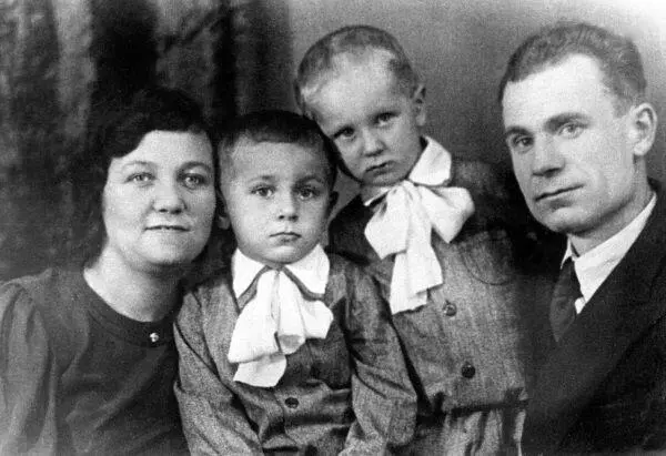 Архип Михайлович с супругой и сыновьями Володей и Славой 1939 год Жизнь - фото 11