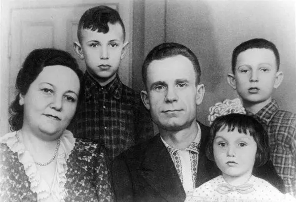 Семья АМ Люльки 40е годы С сыновьями и дочкой Ларисой Иван Федорович - фото 20