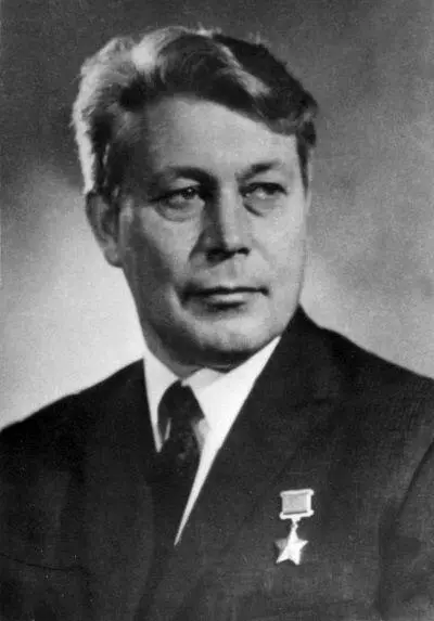 Герой Советского Союза летчик испытатель Владимир Махалин на самолете СУ7 с - фото 33