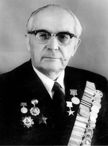 Герой Социалистического Труда директор завода с 1954 по 1977 г Алексей - фото 42