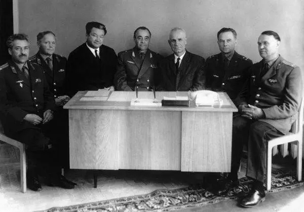 Архип Михайлович с членами Государственной комиссии по приемке двигателя - фото 63