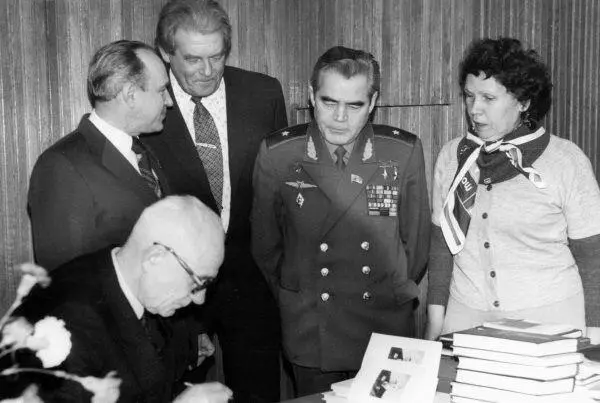 23 марта 1983 года Архип Михайлович подписывает посвященную ему первую книгу - фото 86