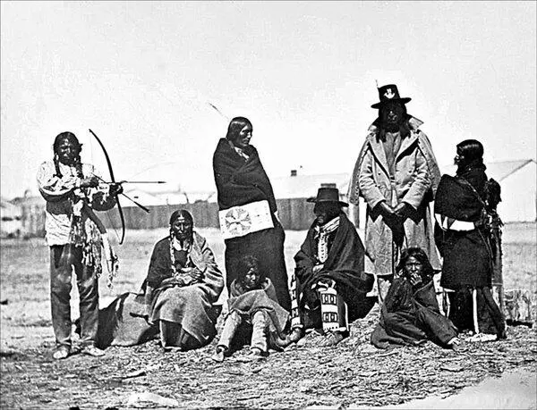 Индейцы сичангусиу на договорном совете у форта Ларами 1868 г Весной 1867 г - фото 141