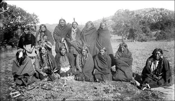Группа команчей 1892 г Жизнь в резервации оказалась тяжелой Выдаваемых - фото 186