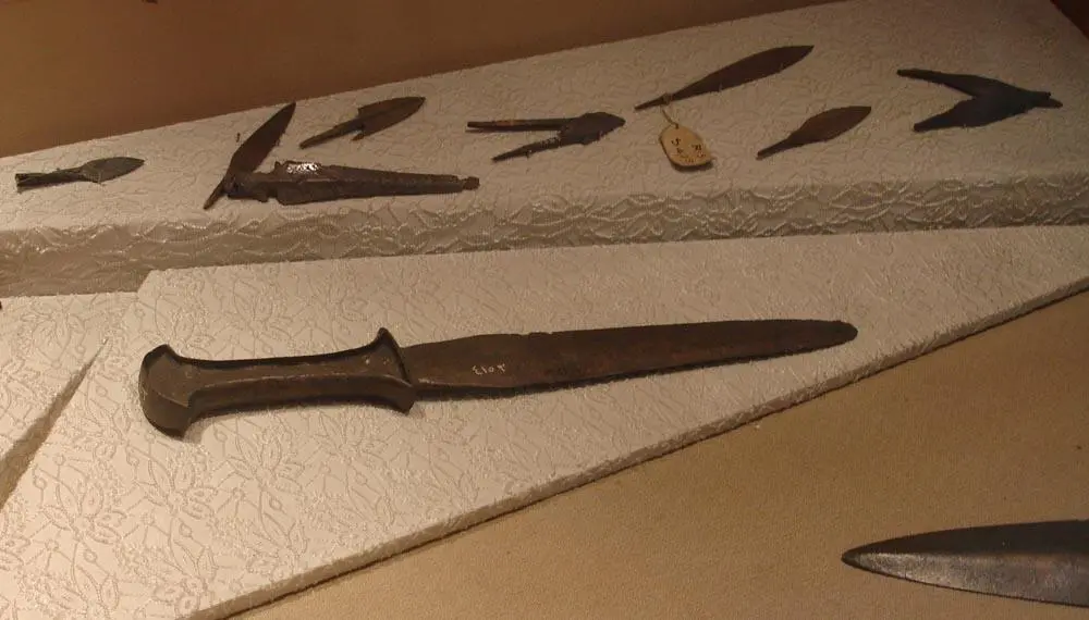 Рис 155 Бронзовое оружие найденное в западной Сирии музей Алеппо Большое - фото 156