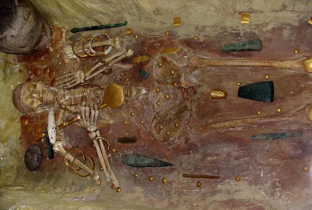Рис 57 Одно из захоронений Варненского некрополя К настоящему времени в - фото 133