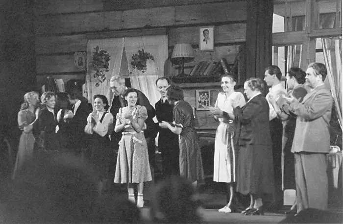 На поклонах спектакля Ее друзья в ЦДТ 1949 г Все три зернышка взошли - фото 24