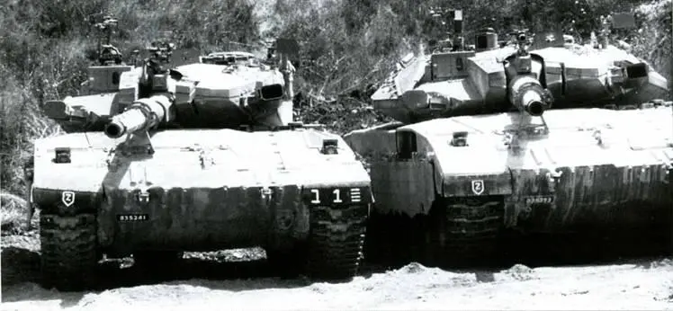 Основные боевые танки Меркава Мк 3 Bet Baz слева и Меркава Мк 3 Bet Baz - фото 4