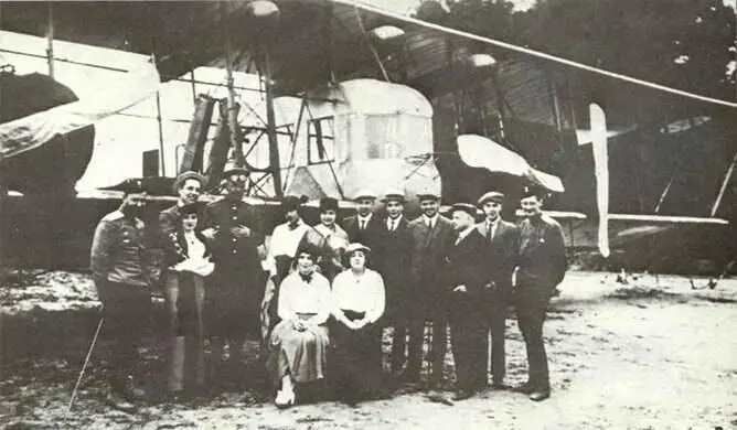 Илья Муромец поручика Панкратьева А В первый слева Яблонна май 1915 - фото 11