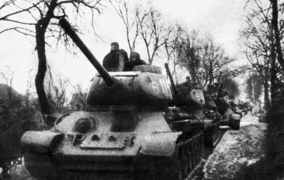 К Берлину 16 апреля за два часа до рассвета войска маршала Г К Жукова начали - фото 58