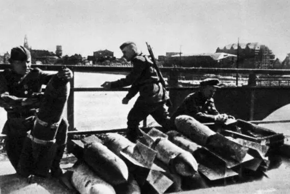 Разминирование советскими саперами моста через Эльбу Дрезден 1945 г Штурм - фото 85
