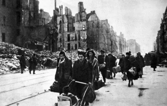 Жители Берлина возвращаются в город после боев Май 1945 г Столь долгожданная - фото 86