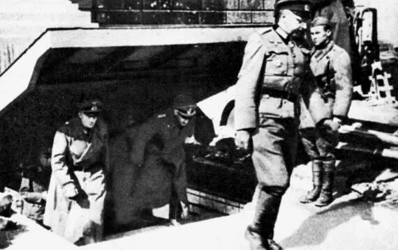 Командующий обороной Берлина Г Вейдлинг и его штаб сдаются в плен Берлин 2 - фото 90