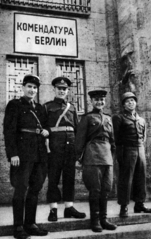 У комендатуры г Берлина Май 1945 г Итак Берлинская операция успешно - фото 95