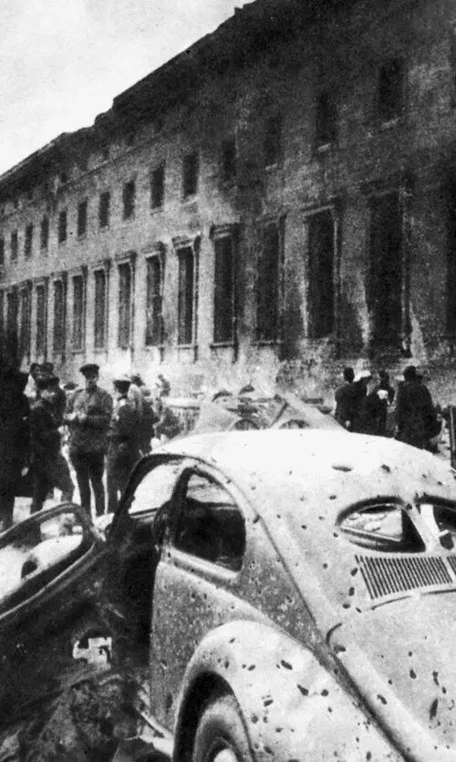 Разбитая техника на улицах Берлина По отношению к новым союзникам в руководстве - фото 99