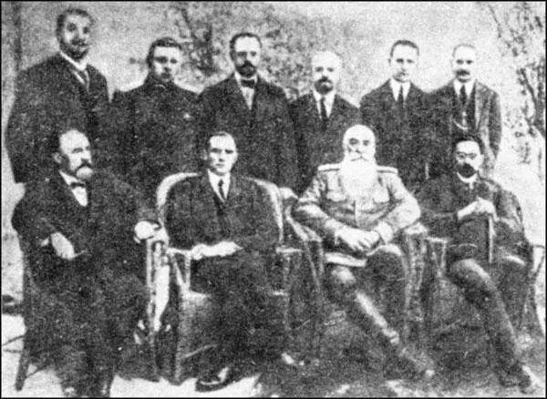 Члены правления КВЖД Сидят слева направо второй А В Колчак третий Л - фото 101