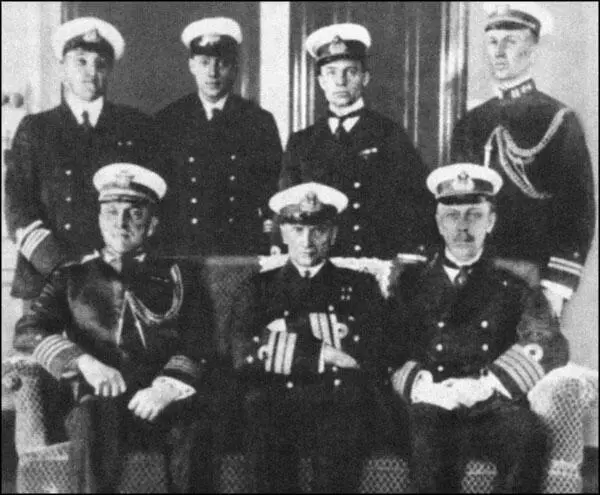 Группа русских и американских морских офицеров во главе с А В Колчаком сидит - фото 105